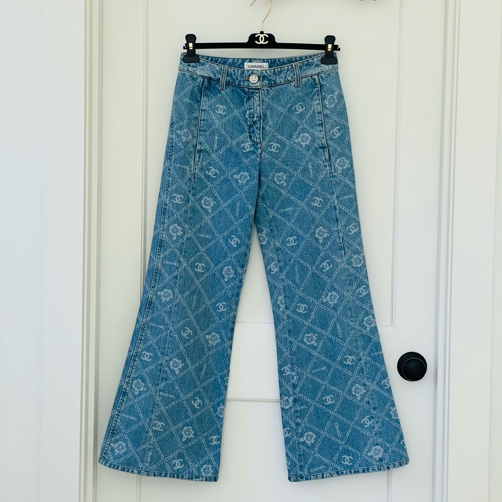 W/Tag CHANEL 23A Wide Leg Jeans metiers d’art CC camellia & chain print jeans